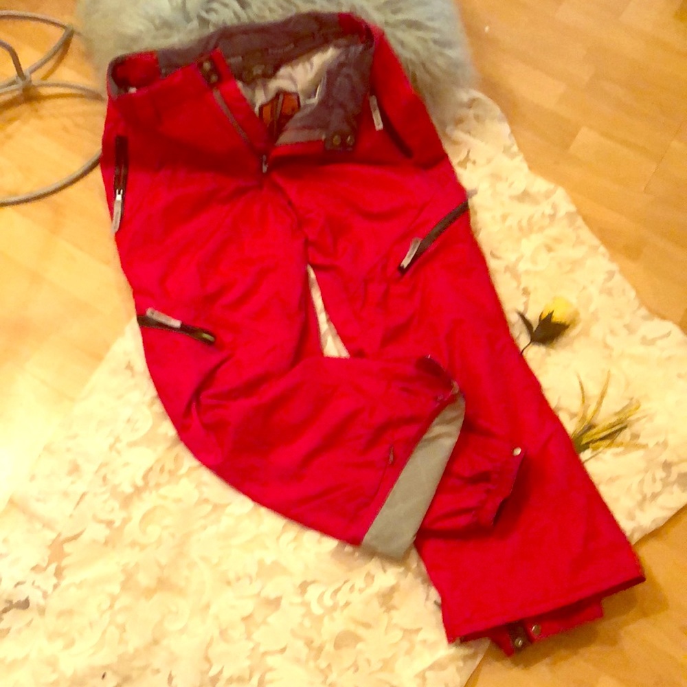 Powder room - snowboard red pants trilogy